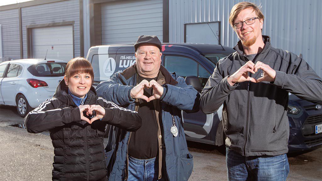 ihmiset tekevät käsillään sydämen muodon