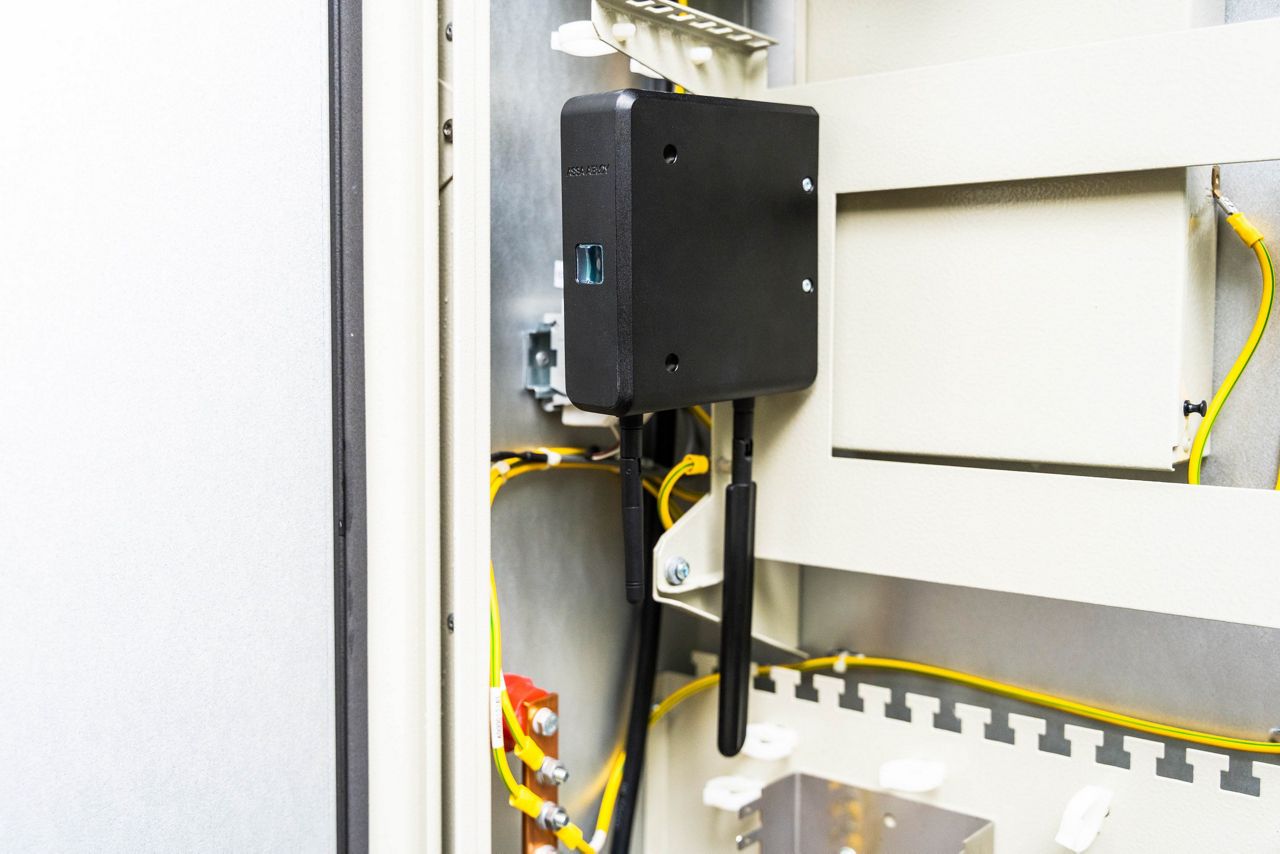 Dispozitiv ALCEA GATEWAY într-un cabinet de telecomunicaţii.