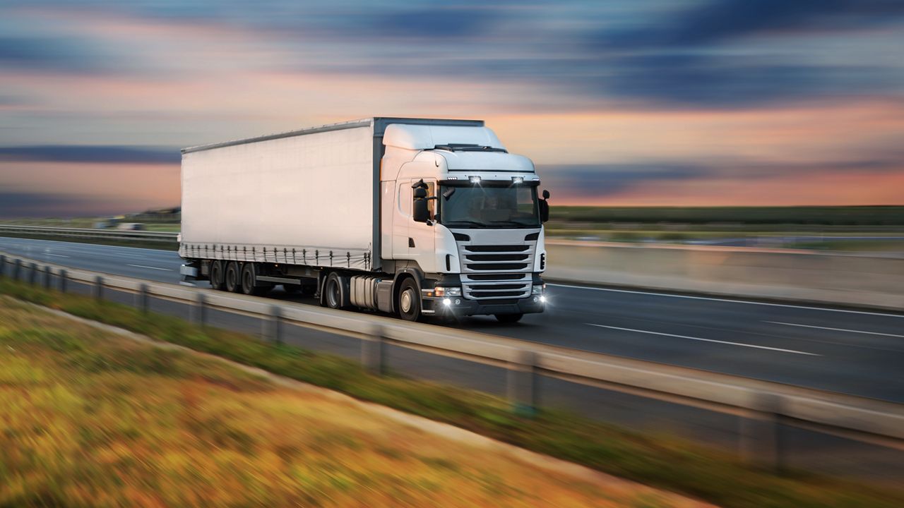 Un camion qui roule sur une route.
