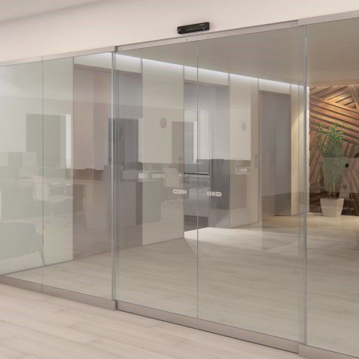 ASSA ABLOY SL500 Volledig glazen schuifdeursysteem met semitransparante optie voor binnenomgevingen.