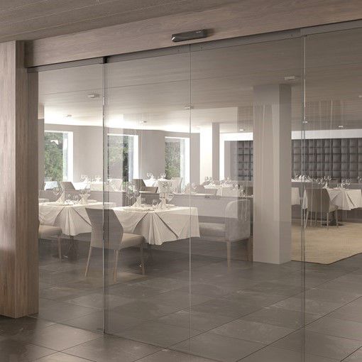 ASSA ABLOY SL500 Volledig glazen schuifdeursysteem met transparante optie voor de horeca.