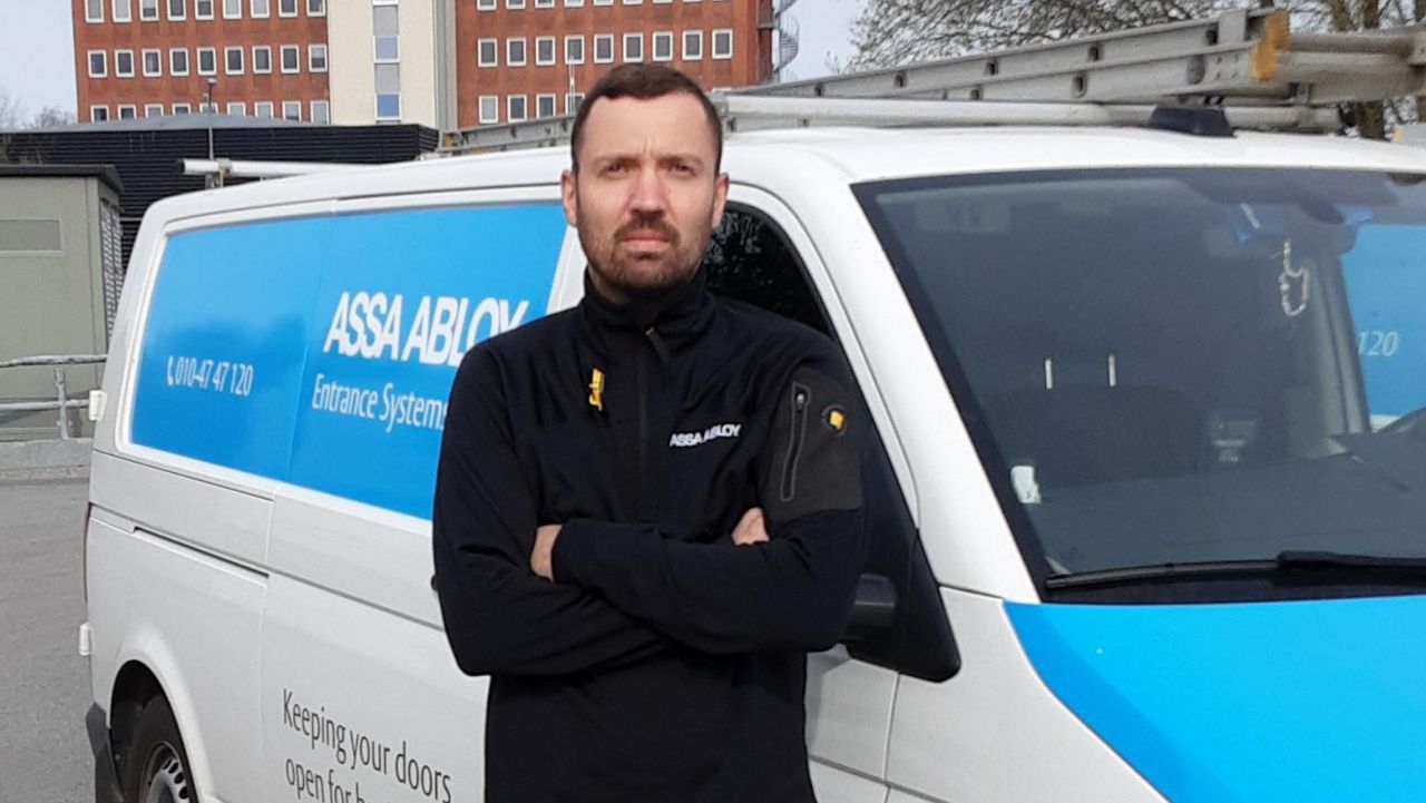 Bild på Alexander Hajas framför en servicebil