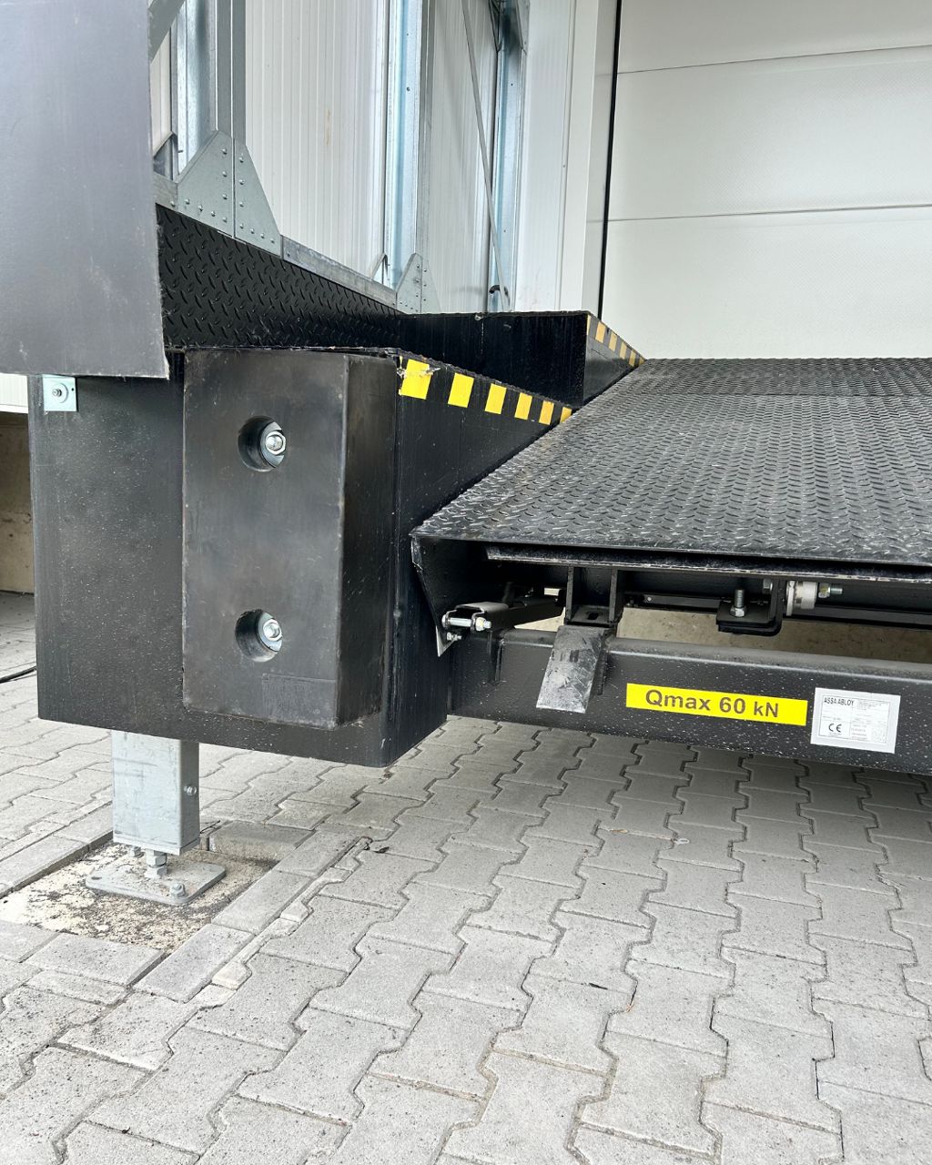 Vorsatzschleuse mit Überladebrücke, Anfahrpuffer und Torabdichtung