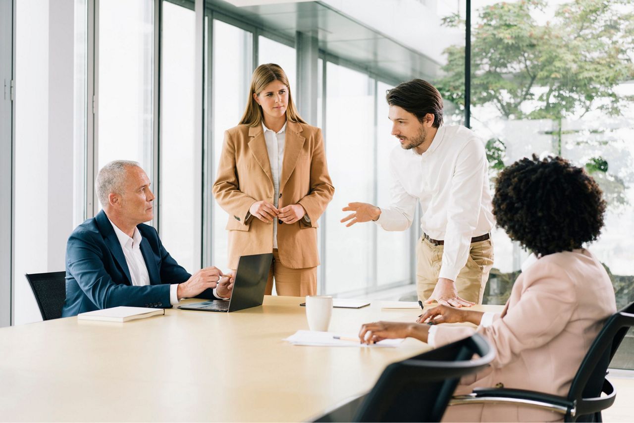 Persone riunite in una sala riunioni