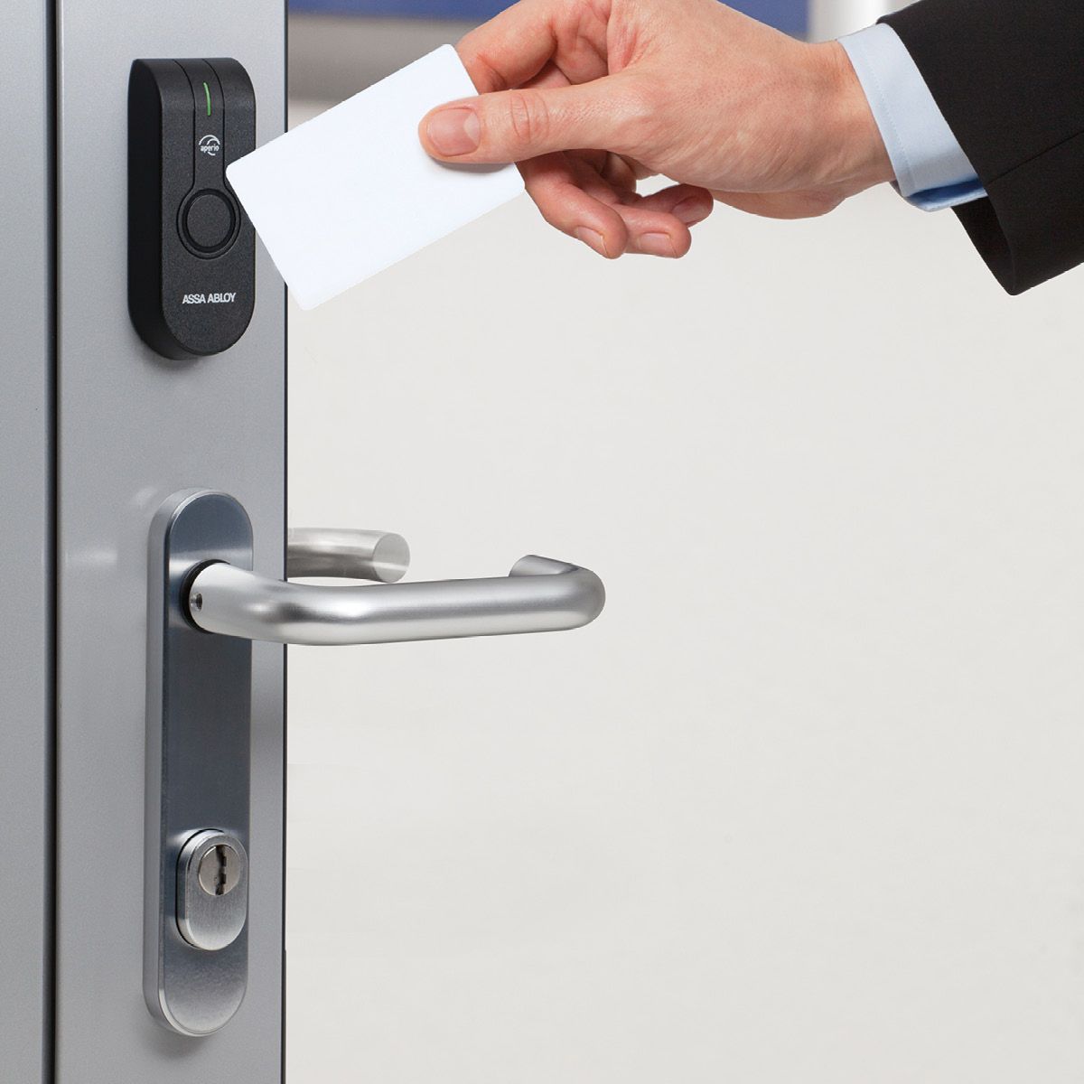 Image: încuietoare assa abloy aperio L100 deschidere cu cardul
