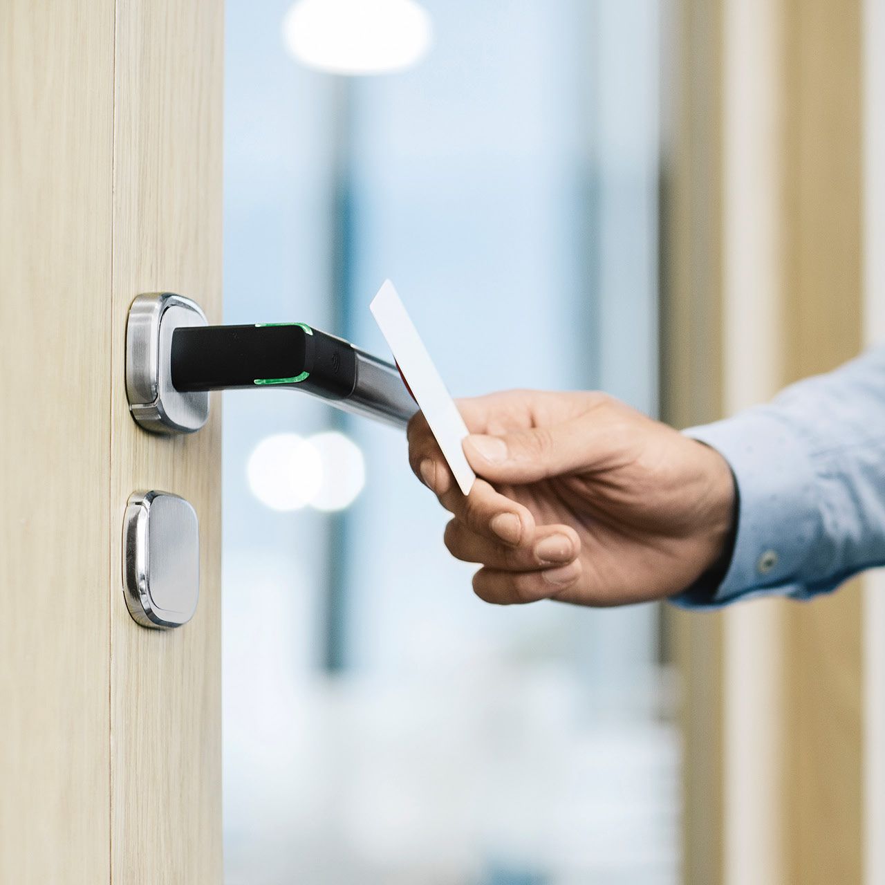 Aperio H100 adgangskontrol dørgreb bliver åbnet med kort 