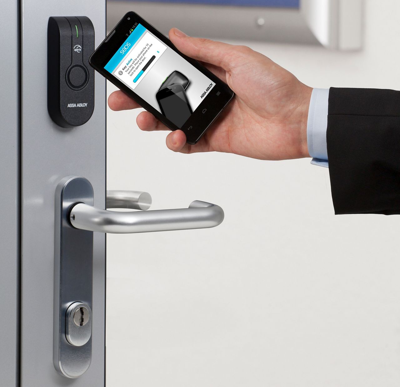 Image: încuietoare assa abloy aperio L100 deschidere cu smartphone