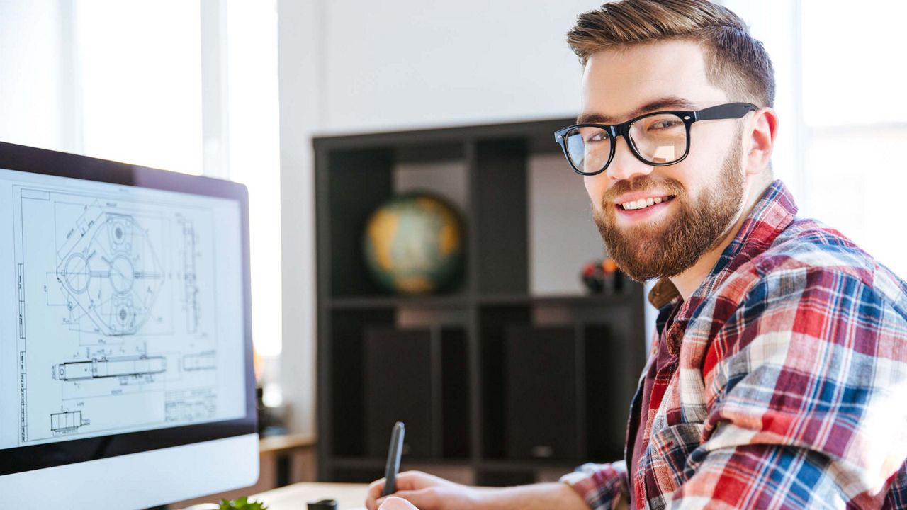 Arkitekt sidder ved en computer