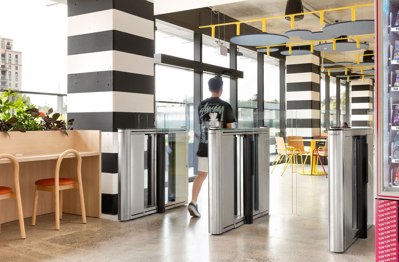 Speed gate with fast-opening