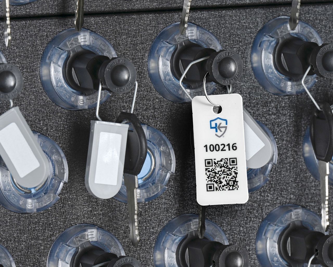 Smart Tag attached to vehicle key in KEYper MX key cabinet