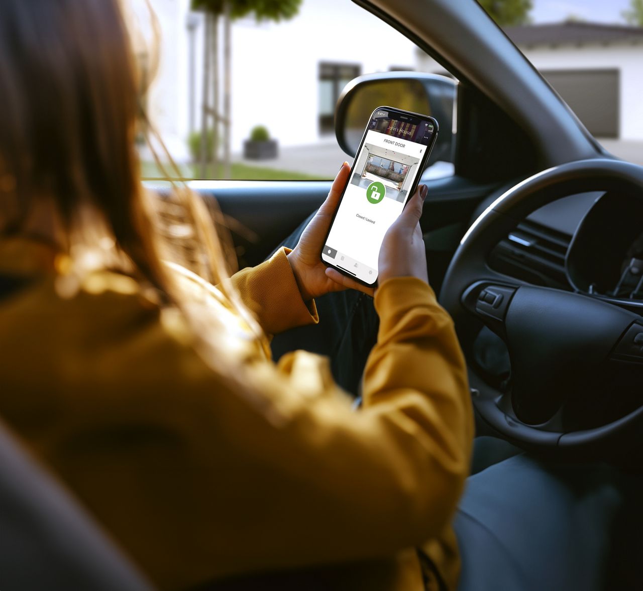 Nahaufnahme: Die Hand des Fahrers hält ein Smartphone 