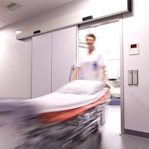 Image: 医院中的 ASSA ABLOY 必盛气密平滑门