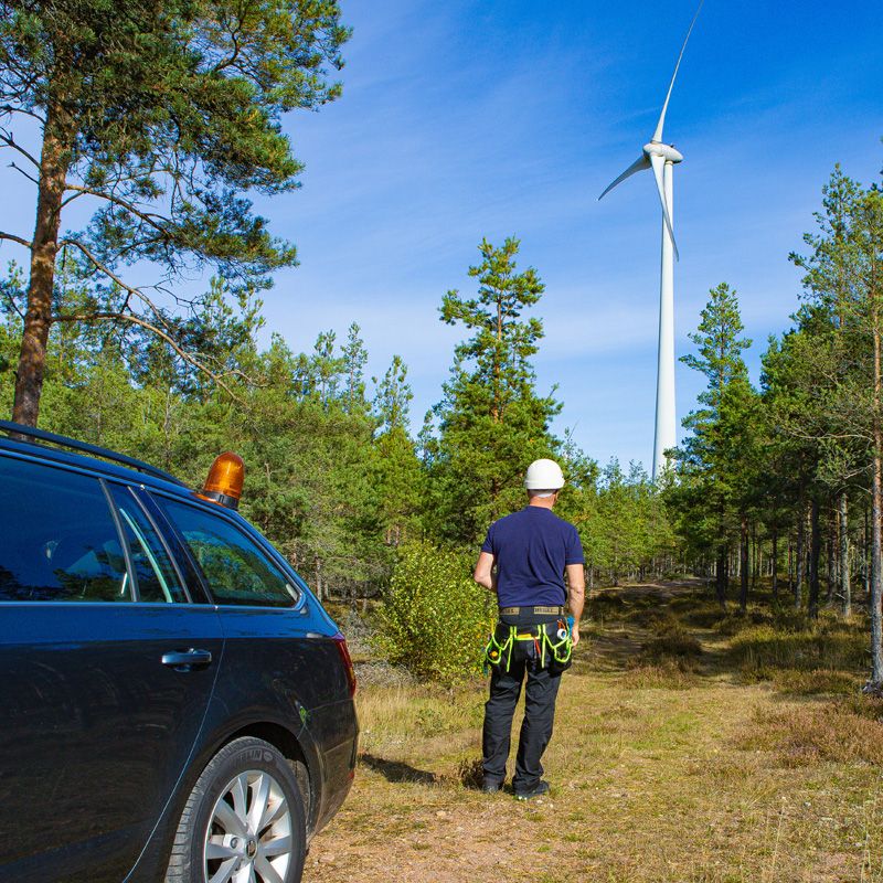 Mand står og kigger på en vindmølle 