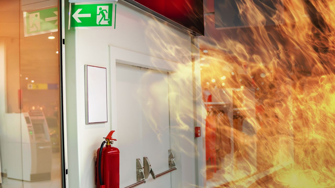 Dør med brandslukker, hvor det brander