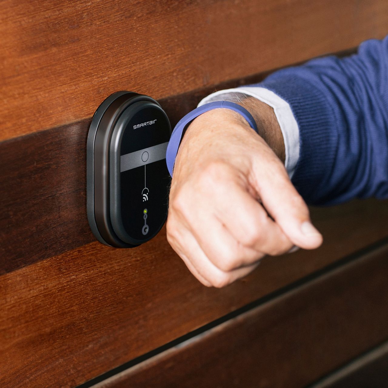 Image: SMARTair Wall reader with fob presented