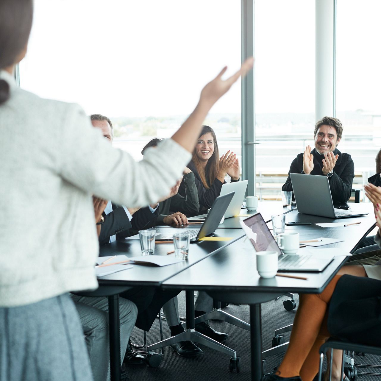 En grupp människor i stort konferensrum.