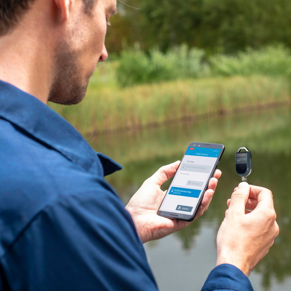 En CLIQ adgangskontrol nøgle bliver indsat i en cylinder