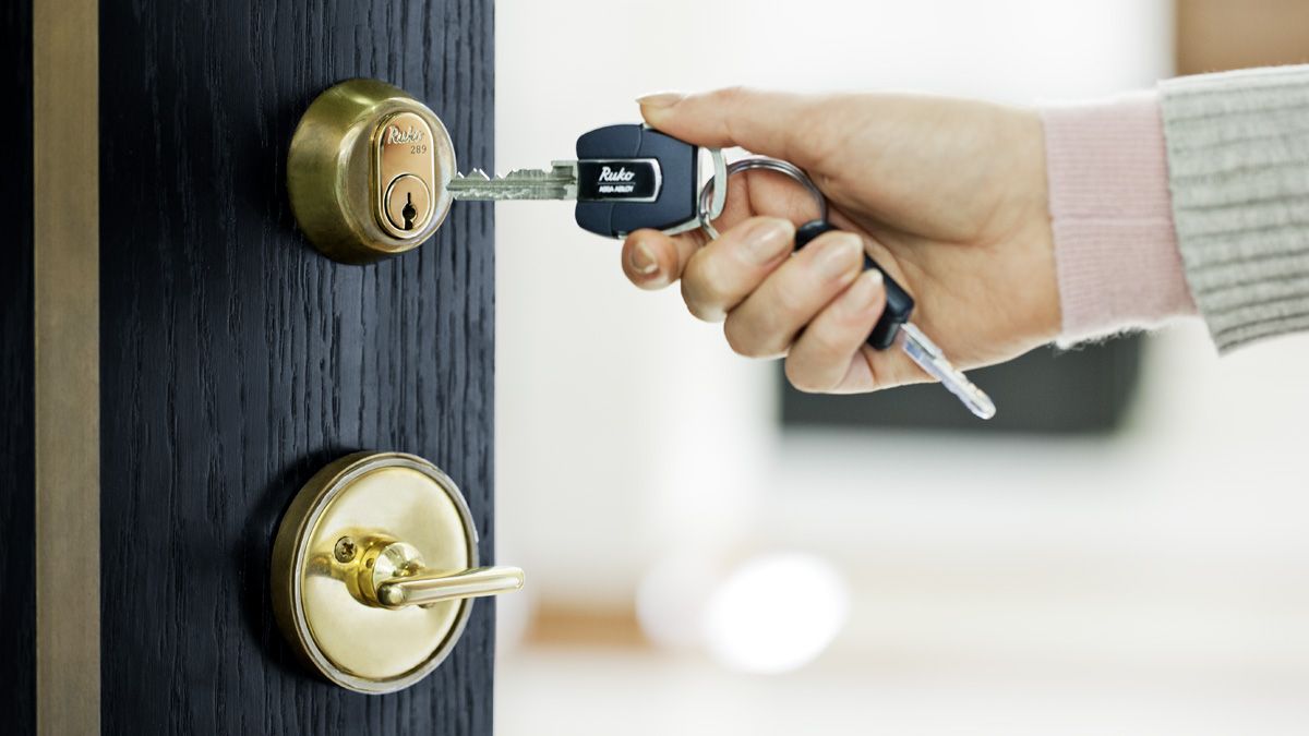 CLIQ adgangskontrol fra ASSA ABLOY på en sort sør