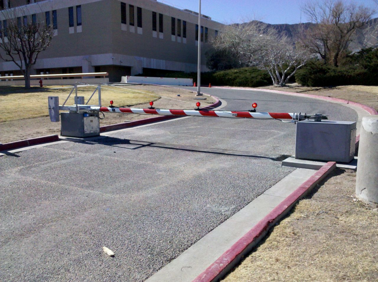 CR-25 drop arm barrier
