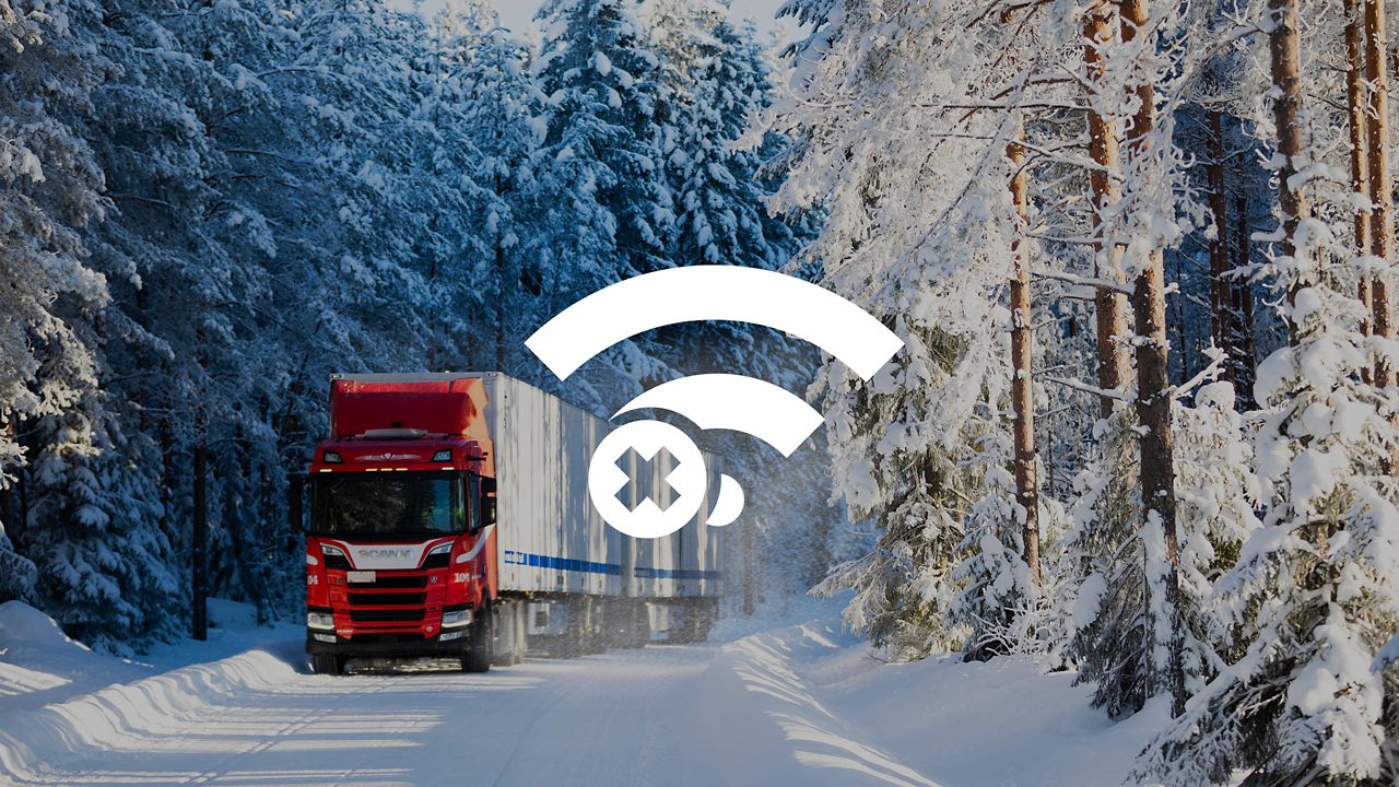 Kuorma-auto ajaa talvisella metsätiellä.