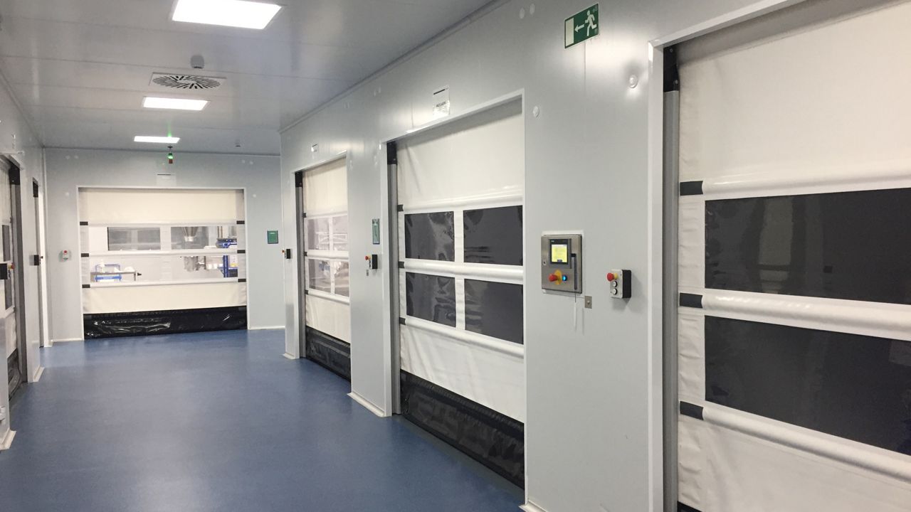 Image: Portes rapides à structure composite en milieu pharmaceutique