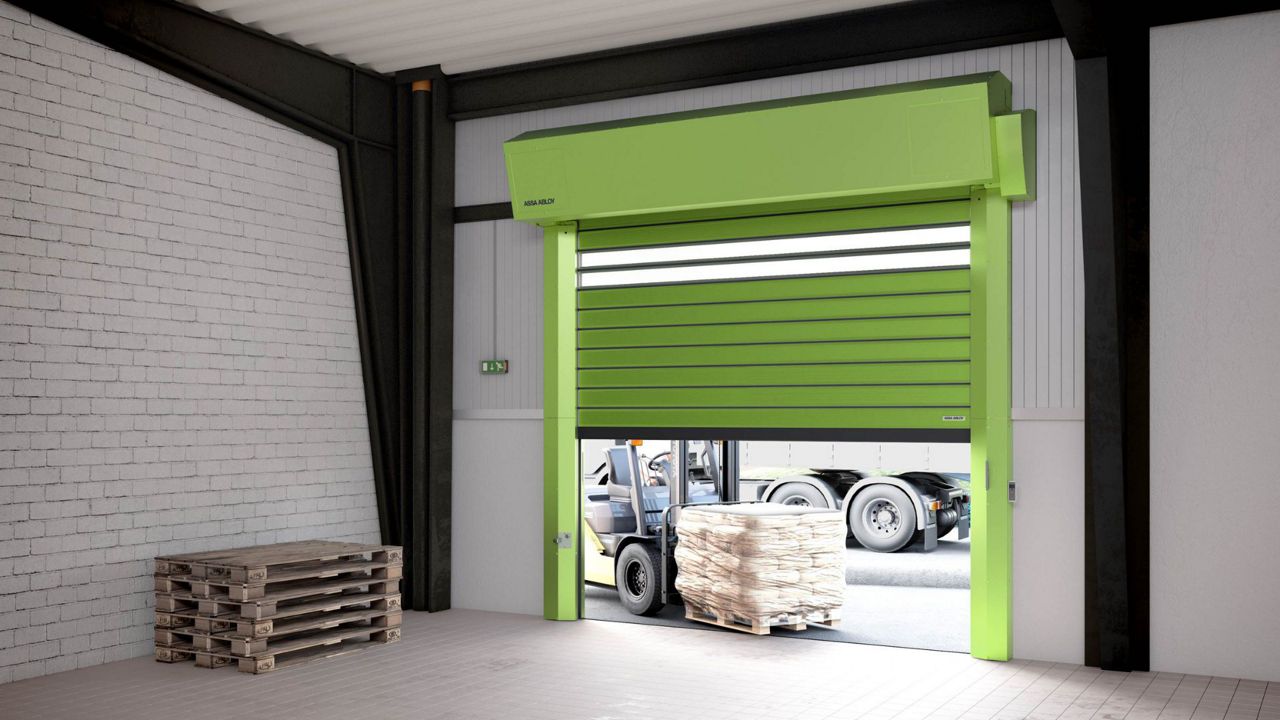 Puerta enrollable instalada en un almacén industrial, diseñada para ofrecer durabilidad, eficiencia y funcionalidad