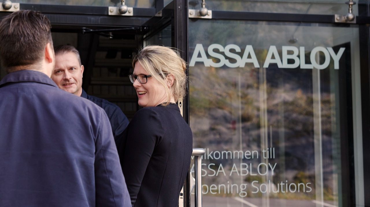 Kollegor går genom entren till ASSA ABLOYs kontor.