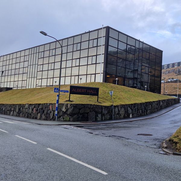 Et billede af et Company House på Færøerne