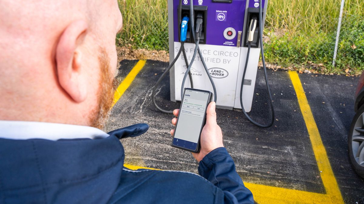 En mand stå med en mobil i hånden