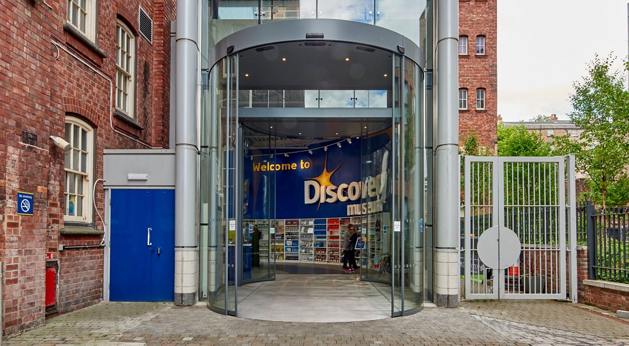 Record Curved automatic sliding door museum entrance