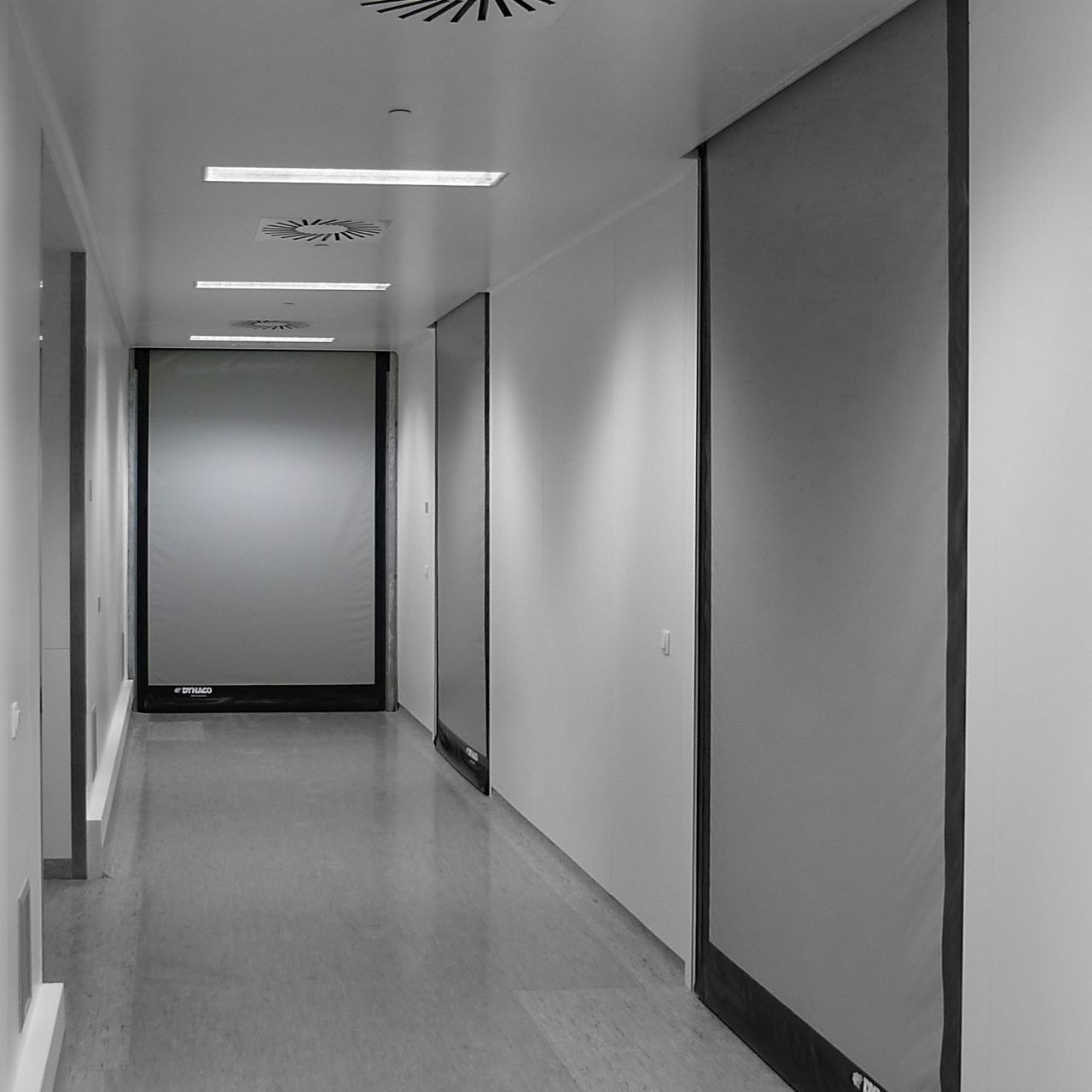 Un couloir gris avec des portes Cleanroom grises