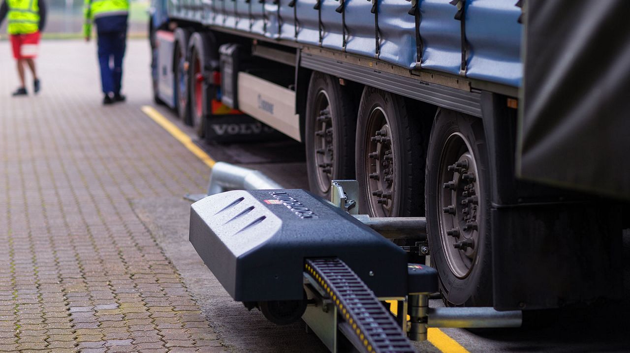 Protect staff and equipment with vehicle restraint systems | ASSA ABLOY