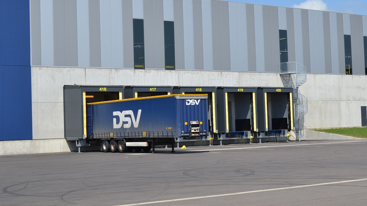 Image: Abrigo de Doca Inovadoor 203, com sistema de selamento inflável instalado em múltiplas docas de carregamento de centro logístico
