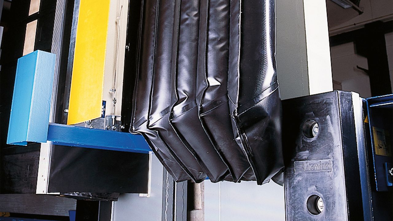 Image: Copilot said:  Abrigo de Doca Inovadoor 203, com sistema de selamento inflável e cortinas laterais sanfonadas de alta resistência, destacado em detalhe durante operação de vedação em doca de carregamento