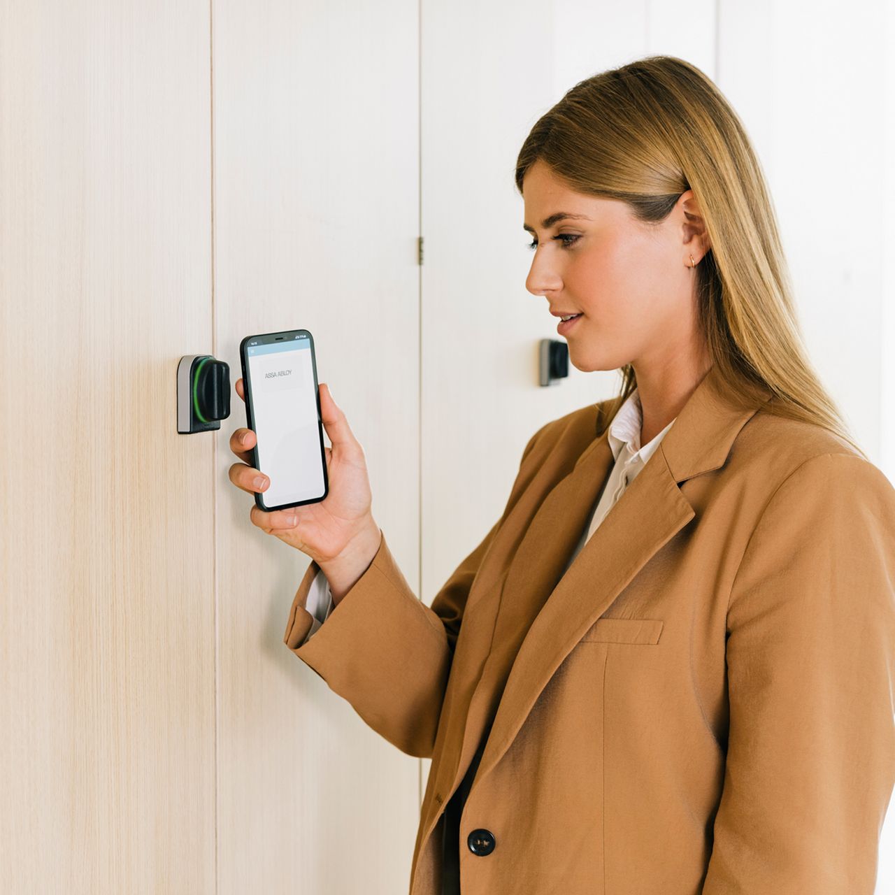 Image: Can be operated with Smart cards, Bracelets, Fobs and Smartphones