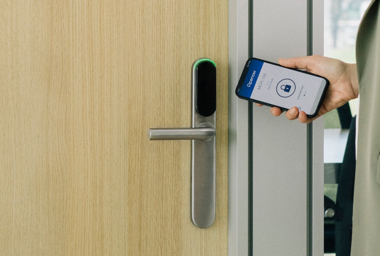 přístupový systém a dveře