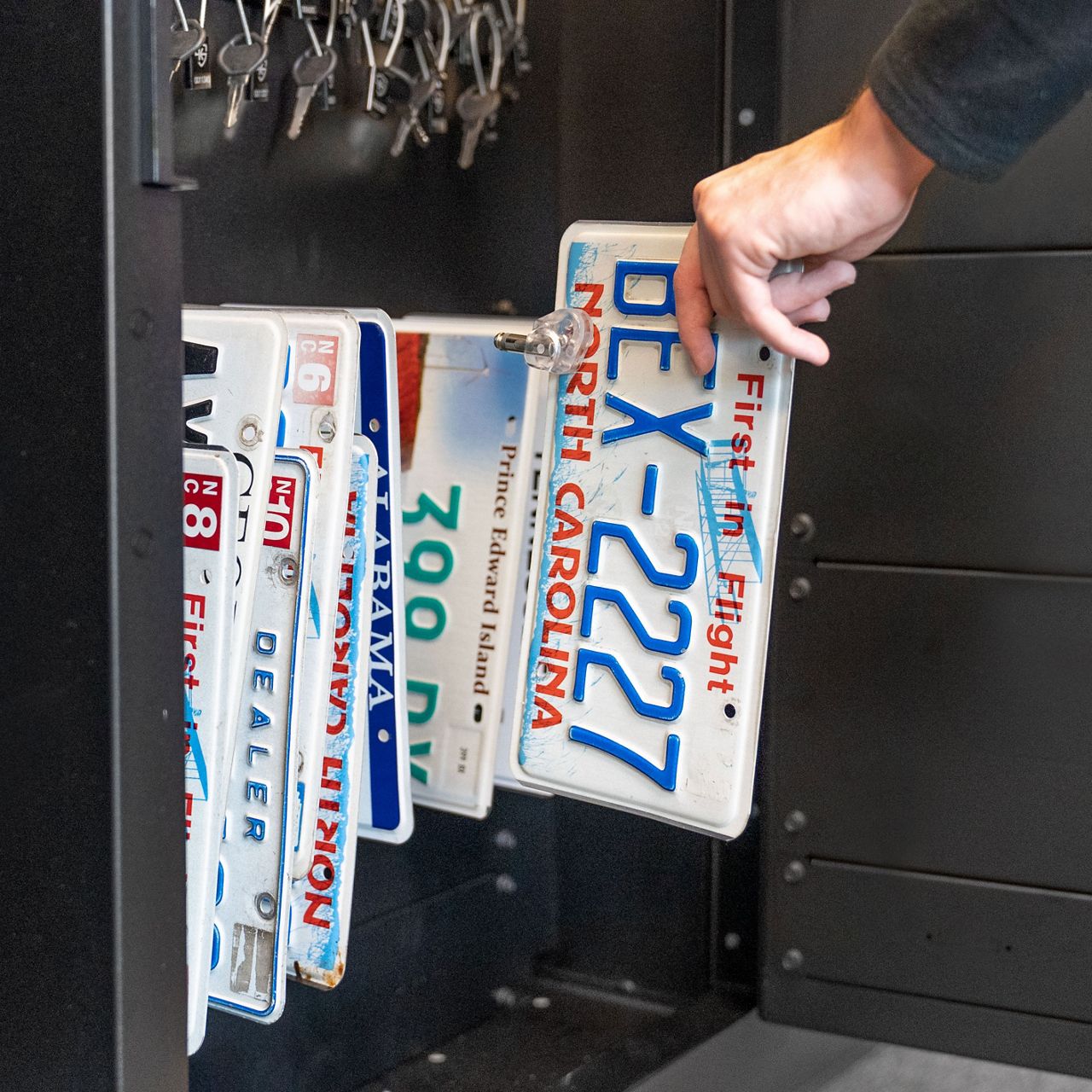 Removing a dealer plate from a KEYper cabinet