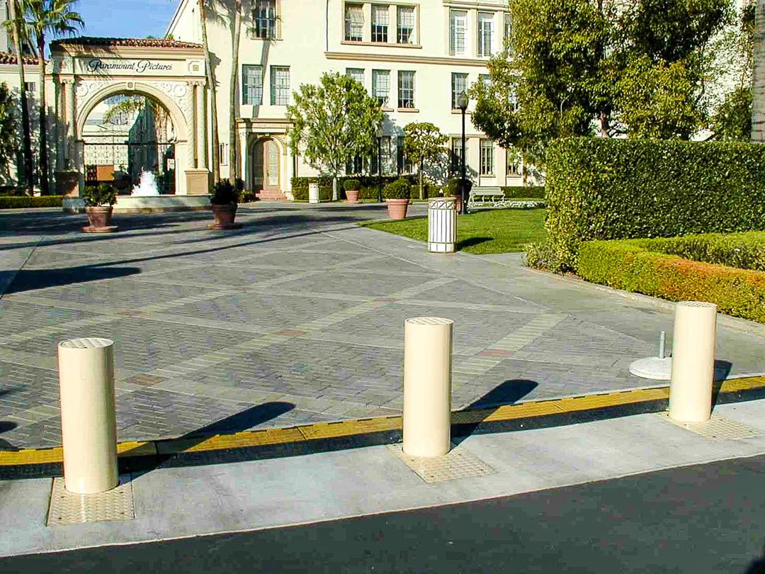 Defender automatic bollards cream