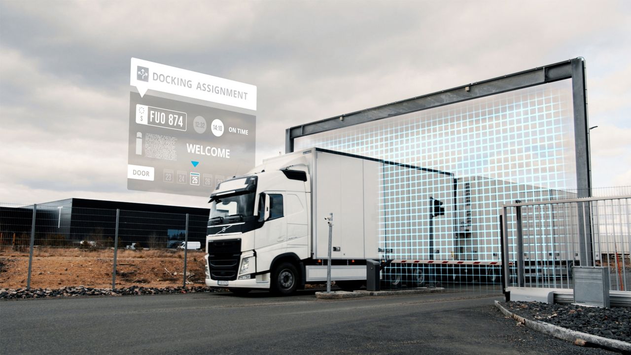 Vrachtwagen die op locatie aankomt en dockingmanagementsysteem dat de dockingopdracht toont