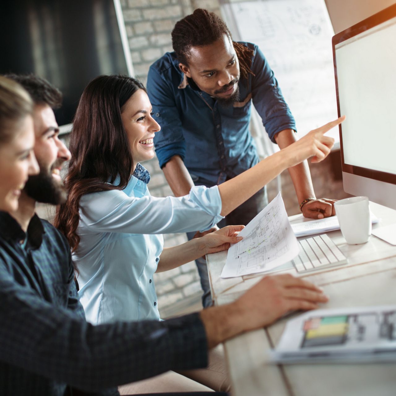 Personer sidder og arbejder ved bord