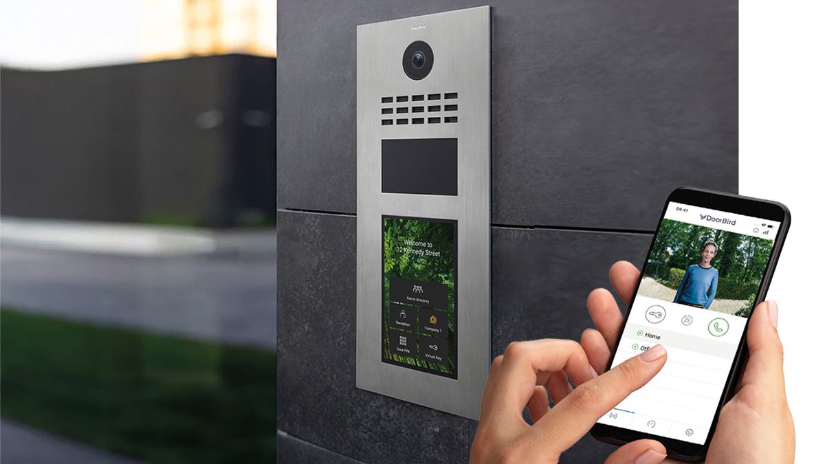 En DoorBird dørtelefon og en mobil, hvor man kan se, hvem der ringer på