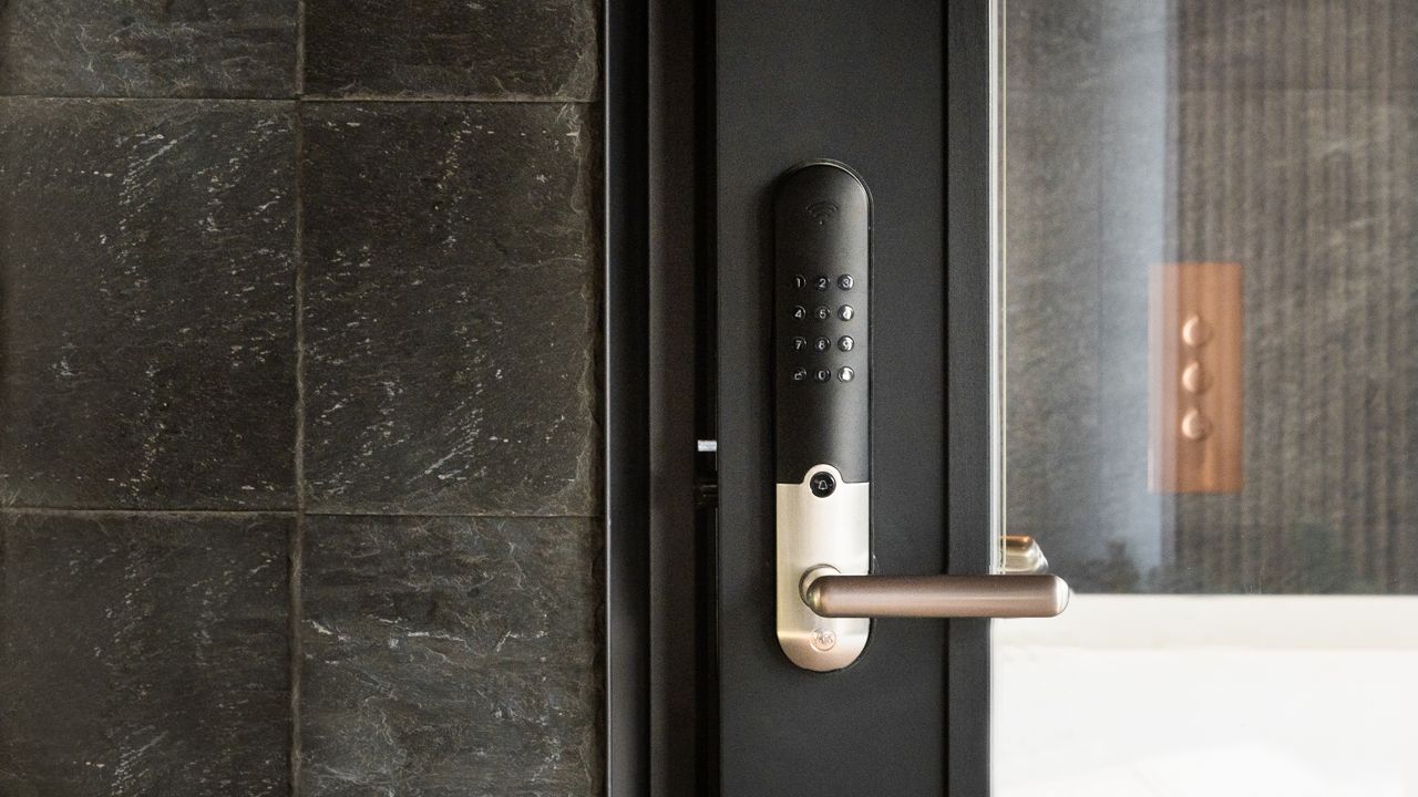 Yale Doorman -älylukko puisessa ulko-ovessa