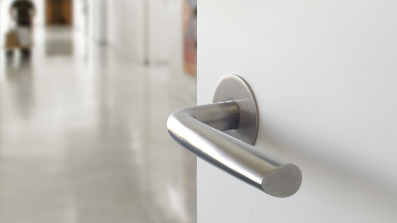 Et DOREMI dørgreb fra ASSA ABLOY på en hvid dør