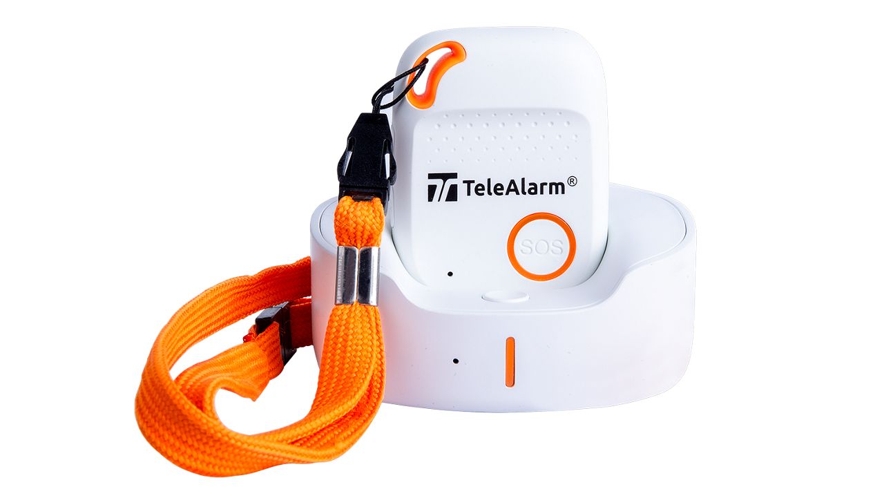 TeleAlarm EV-04&nbsp;Persönlicher Notruf-Ortungsgerät mit Sicherungsleine, in Basisstation platziert.