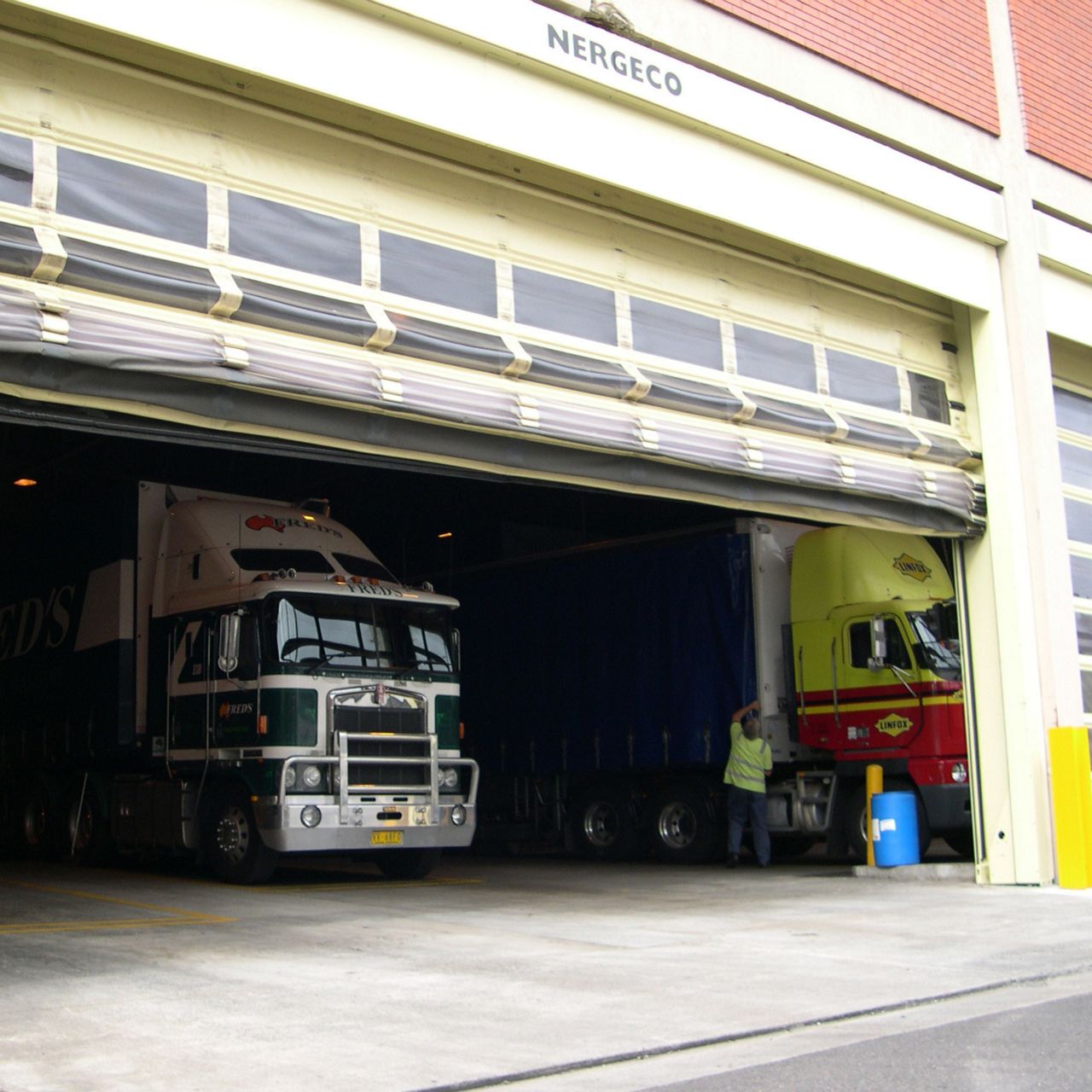 Porte rapide industrielle à structure autoportante écran moustiquaire