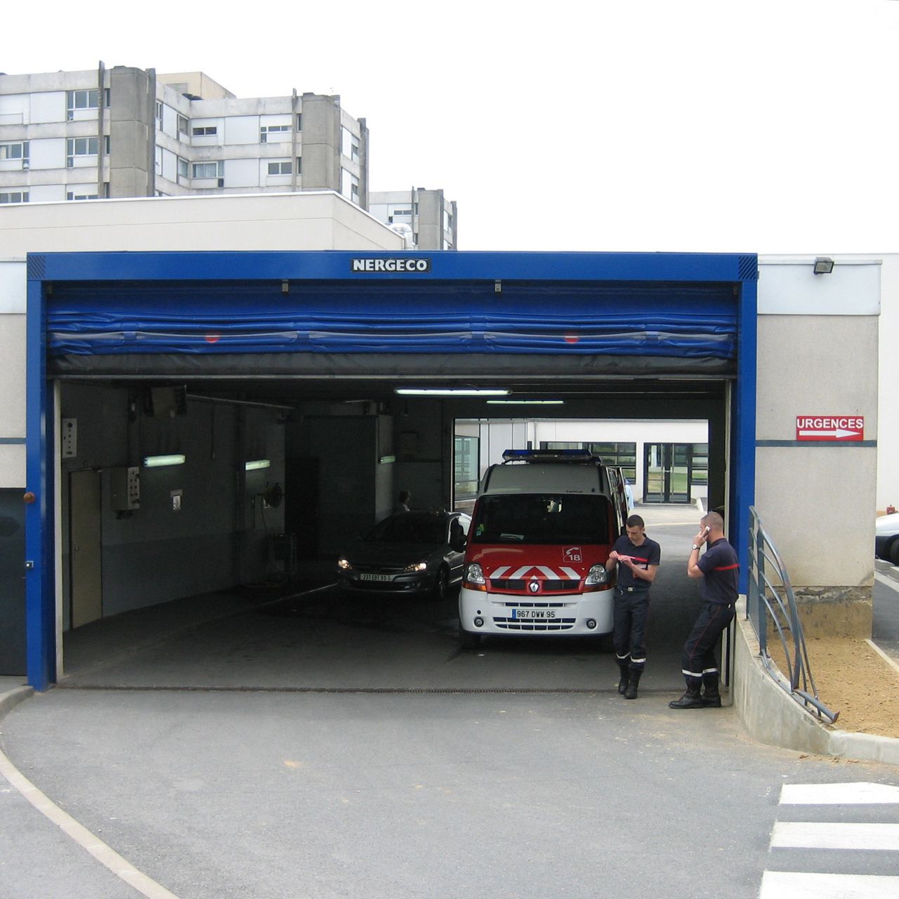 Porte rapide en sas d'urgences d'un hôpital avec deux pompiers