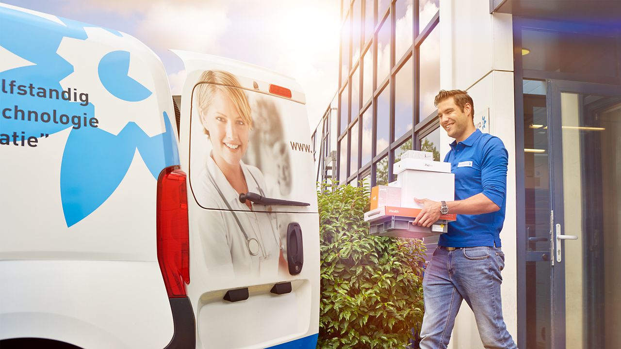 Focuscura serviceauto met personeel dat arriveert om producten voor cliënten te laden.