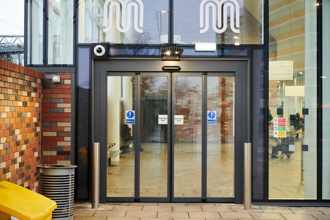 Image: /content/dam/record/com/uk/en/content-fragments/images/folding-doors/FTA 20 Folding Door at Altrincham Interchange Exterior Close Up Landscape.jpg