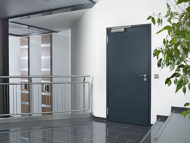Einflügelige Tür zwischen einem Geländer und einer Treppe