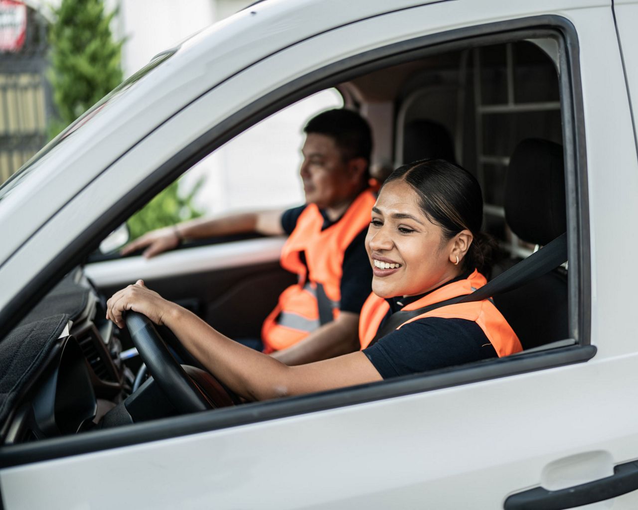 Twee medewerkers in een vlootbestelwagen